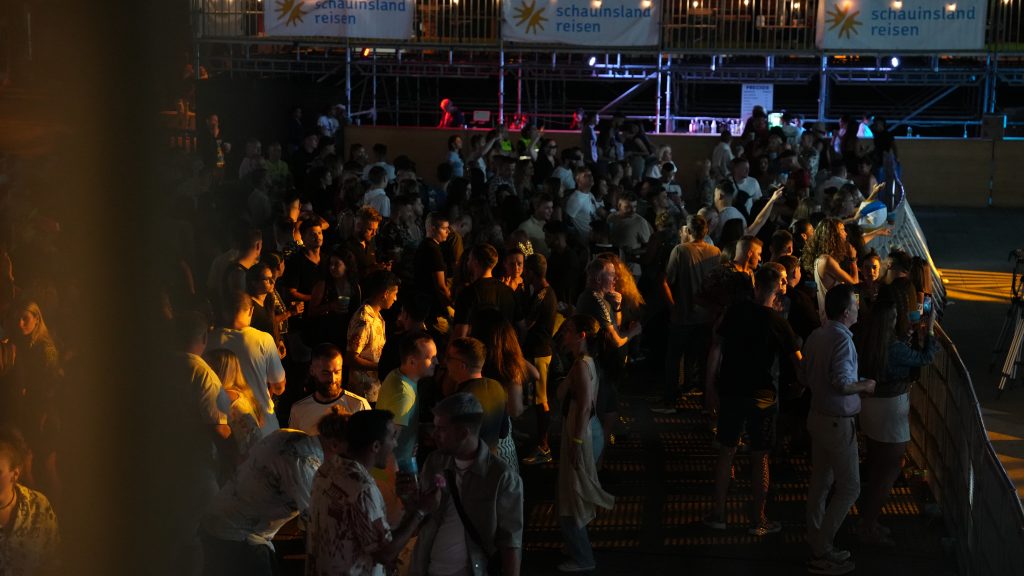 Público disfrutando de una experiencia musical internacional durante MMT Fest en Maspalomas, Gran Canaria, dentro del concepto Music Meets Tourism.