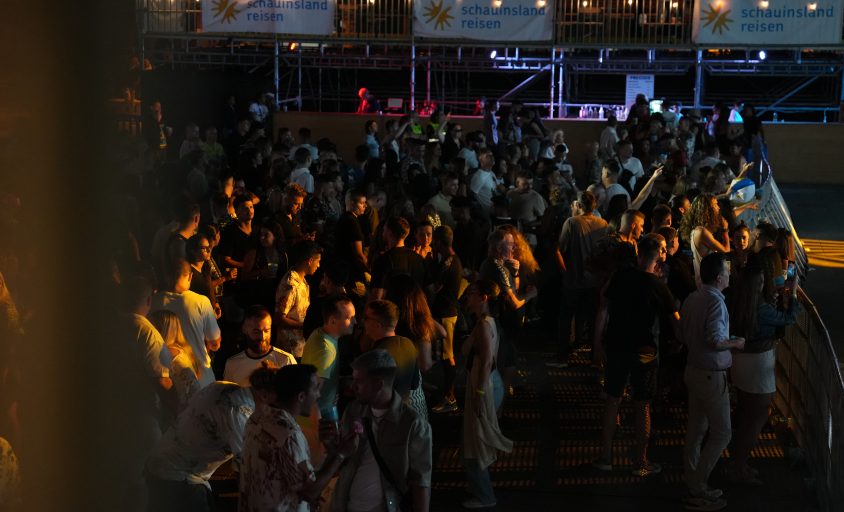 Público disfrutando de una experiencia musical internacional durante MMT Fest en Maspalomas, Gran Canaria, dentro del concepto Music Meets Tourism.