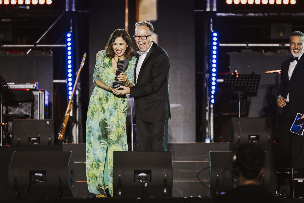 Representantes de la Fundación Isabel Gemio reciben un MMT Award durante la gala de los MMT Awards 2026 en Maspalomas