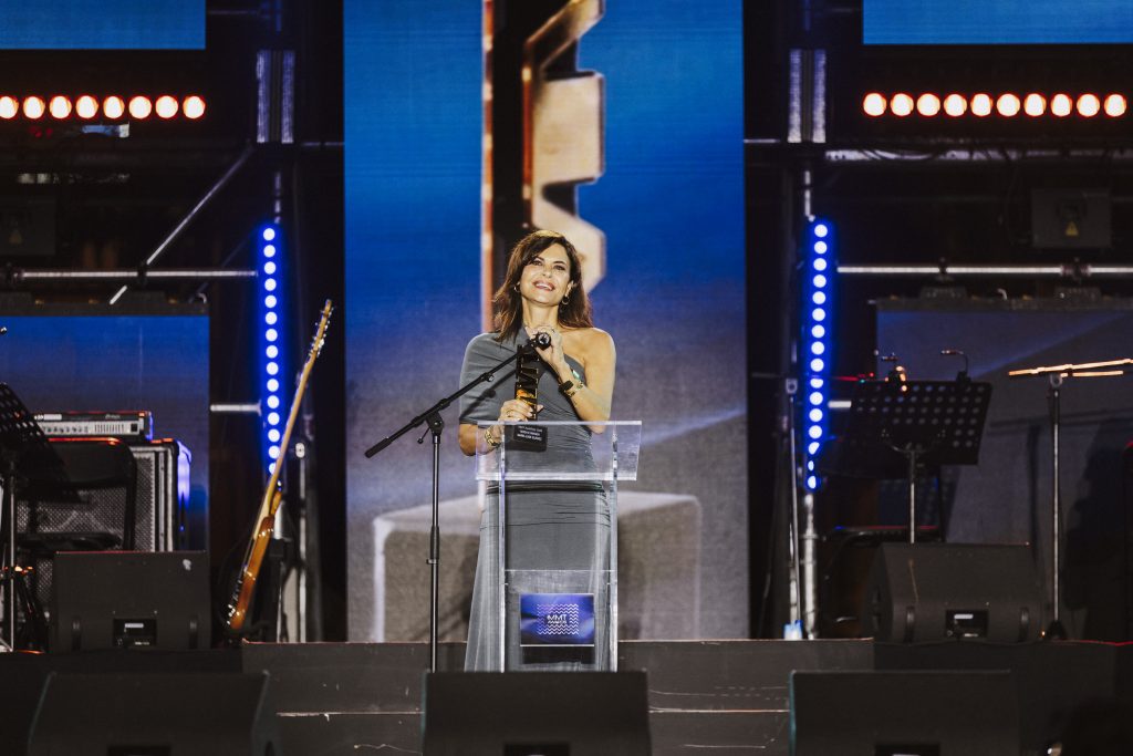 María José Suárez recibe un reconocimiento durante la gala de los MMT Awards 2026 en Maspalomas