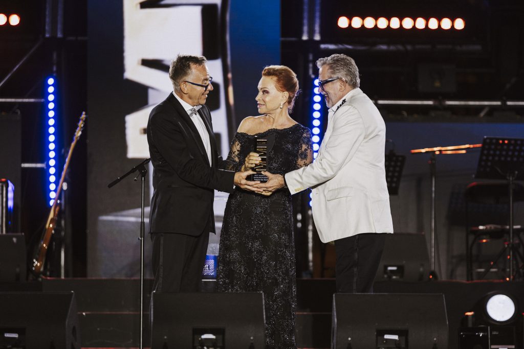 Paloma San Basilio recibe el MMT Award a la Excelencia Musical durante la gala de los MMT Awards 2026 en Maspalomas