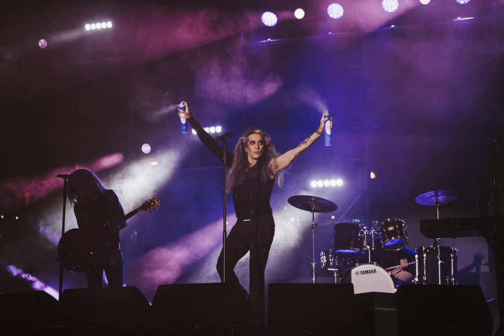 Mario Vaquerizo interactuando con el público durante el concierto de Nancys Rubias en el MMT Fest 2026 en Maspalomas.