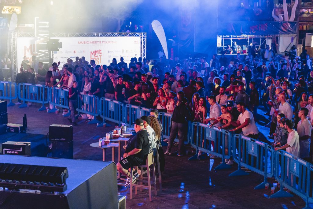 Miles de asistentes disfrutando de la Batalla Internacional de DJs de MMT Fest 2026 en Maspalomas